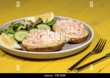 Klassische gesund abnehmen Essen. Garnelen auf Jacke Kartoffel mit Salat Blattsalat. Ernährung kalorienarme Meeresfrüchte von Garnelen in Marie Rose Sauce. Stockfoto