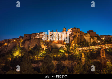 Nacht Blick auf die berühmten hängenden Häuser in Cuenca, Spanien. Stockfoto