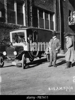 1828 Wagner Electric Company Streik; zwei Männer stehen auf Fahrzeug mit Defekten, Windschutzscheibe, mit zwei Männern in den Vordersitz. Mai 3rd, 1918, 8 bis 15 Uhr. Stockfoto