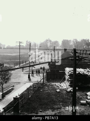 1828 Wagner Electric Company Streik; zwölf Männer und eine Frau außerhalb der Gebäude am Bahnübergang. 1. Mai 1918 Stockfoto