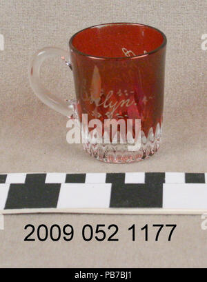 1047 Miniatur Ruby Stained Becher Personalisierte für Evelyn Stockfoto