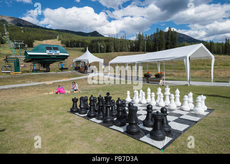 Großes Schachspiel, Lake Louise Ski Hill, Lake Louise, Banff National Park, Alberta, Kanada Stockfoto