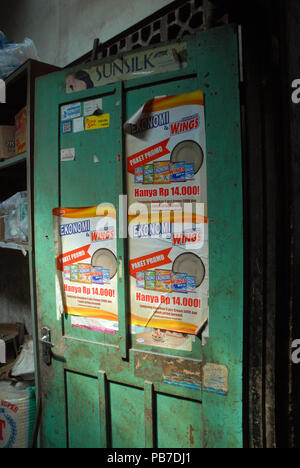 Wings Geschirrspüler Reinigungstabletten Werbung, Prawirotaman, Yogyakarta, Java, Indonesien. Stockfoto