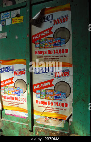 Wings Geschirrspüler Reinigungstabletten Werbung, Prawirotaman, Yogyakarta, Java, Indonesien. Stockfoto