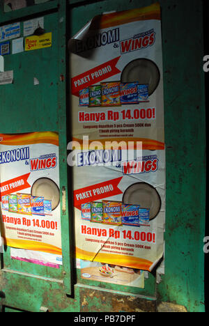 Wings Geschirrspüler Reinigungstabletten Werbung, Prawirotaman, Yogyakarta, Java, Indonesien. Stockfoto