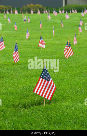 Memorial Day Flaggen auf Gräbern, Willamette National Cemetery, Portland, Oregon Stockfoto