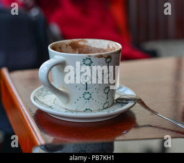 Tasse heiße Schokolade mit Marsh Malven auf der Oberseite. Stockfoto