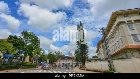 Dalat, Vietnam - 27.November 2017. Straße in Dalat, Vietnam. Da Lat war als Resort von der Französischen in den frühen 1900er Jahren entwickelt. Stockfoto