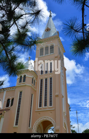 Nikolaus von Bari Kathedrale (Kirche von Huhn) in Dalat, Vietnam. Das Gebäude wurde als katholische Pfarrgemeinde durch die Franzosen in 1931-1932 gebaut. Stockfoto