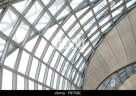 Flughafen Terminal Dach. Abstrakte Architektur Detail Hintergrund, moderne Dach Muster modern. Abschnitt des gekrümmten verstärktem Stahl Dach Balken ich Stockfoto