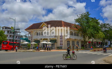 Dalat, Vietnam - 27.November 2017. Straße in Dalat, Vietnam. Da Lat war als Resort von der Französischen in den frühen 1900er Jahren entwickelt. Stockfoto