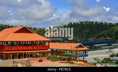 Dalat, Vietnam - 27.November 2017. Holzhäuser auf Hügel in Dalat, Vietnam. Da Lat war als Resort von der Französischen in den frühen 1900er Jahren entwickelt. Stockfoto