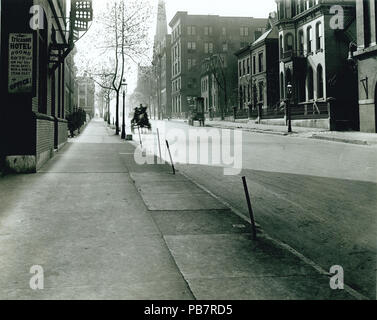 931 Locust Street nach Westen zu Beaumont Street. Ericsson Hotel auf der linken Seite, 2608 Heuschrecke. H.W. Eliot Residence am Recht, 2635 Locust Street Stockfoto