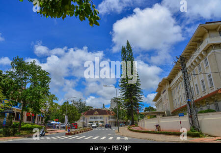 Dalat, Vietnam - 27.November 2017. Straße in Dalat, Vietnam. Da Lat war als Resort von der Französischen in den frühen 1900er Jahren entwickelt. Stockfoto