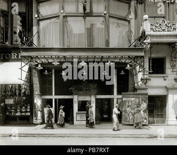 1577 Strand Motion Picture Theater Eingang in 419 North 6th Street mit Werbung für den Film "sicherheitsspiegel" Baby." Theater auf der westlichen Seite der Sixth Street gelegen, in der Nähe von St. Charles Street Stockfoto