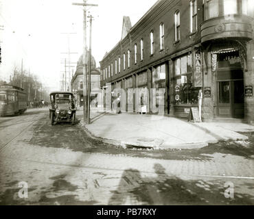 1809 Blick nach Norden auf der Taylor Avenue, die aus der Verschneidung von Fairfax Avenue (C.D. Banken Avenue). Gruber's Saloon und stärken Sie sich am Frühstücksbuffet 1038 North Taylor Avenue Stockfoto