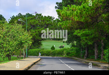 Dalat, Vietnam - 27.November 2017. Straße in Dalat, Vietnam. Da Lat war als Resort von der Französischen in den frühen 1900er Jahren entwickelt. Stockfoto