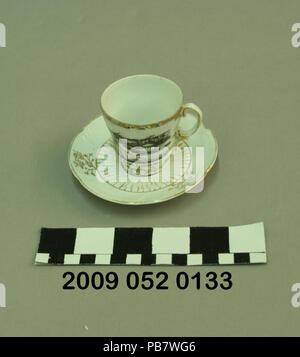1850 Weiß, Kindgerechte Keramik Tasse und Untertasse mit schwarzen Transfer Bild der Eads Bridge, St. Louis, MO Stockfoto