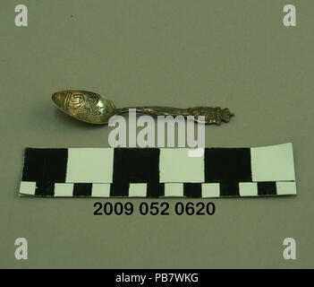 1536 Silber Demitasse Spoon von Mermod und Jaccard mit Blick auf die Statue von St. Louis ein Pferd Reiten sowohl in voller Rüstung in die Schüssel ein. Stockfoto