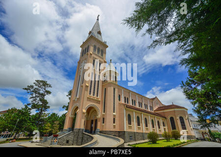 Nikolaus von Bari Kathedrale (Kirche von Huhn) in Dalat, Vietnam. Das Gebäude wurde als katholische Pfarrgemeinde durch die Franzosen in 1931-1932 gebaut. Stockfoto