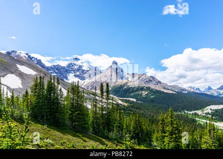 Mount Athabasca Gletscher mit seinen dichten von Parker Ridge Wanderweg auf dem Icefields Parkway in Jasper National Park gesehen. Hilda Peak ist der Stockfoto