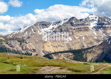 JASPER, KANADA - Apr 8, 2018: Wanderer am Kamm von Parker Ridge auf dem Icefields Parkway in Jasper National Park mit der Kanadischen Rockies Stockfoto