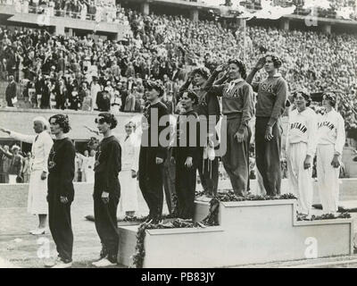 Von 1867 Frauen 4 × 400 m Relais, Medaille Präsentation, Sommerspielen 1936, Berlin, Deutschland, August 1936 Stockfoto