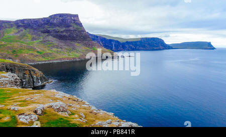 Neist Point auf die Isle of Skye - beeindruckende Klippen und die Landschaft in den Highlands von Schottland Stockfoto