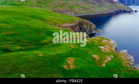 Neist Point auf die Isle of Skye - beeindruckende Klippen und die Landschaft in den Highlands von Schottland Stockfoto