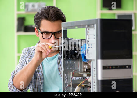 Computer Techniker Reparatur defekter Desktop Stockfoto