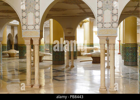 CASABLANCA, MAROKKO - Sep 1, 2015: Innenraum der Moschee Hassan II oder Grande Mosquee Hassan II. Es ist die größte Moschee in Marokko und die 13. größte Stockfoto