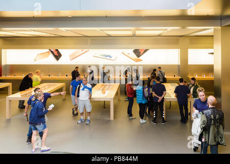 NEW YORK, USA - Sep 22, 2015: Nicht identifizierte Personen in den Apple Store an der Fifth Avenue, New York. Der Speicher verkauft Macintosh Personal-Computer, weich Stockfoto