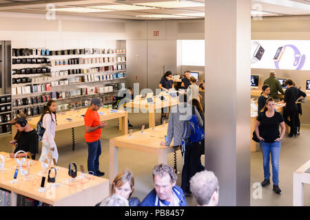 NEW YORK, USA - Sep 22, 2015: Nicht identifizierte Personen in den Apple Store an der Fifth Avenue, New York. Der Speicher verkauft Macintosh Personal-Computer, weich Stockfoto