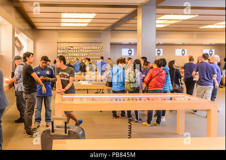 NEW YORK, USA - Sep 22, 2015: Nicht identifizierte Personen in den Apple Store an der Fifth Avenue, New York. Der Speicher verkauft Macintosh Personal-Computer, weich Stockfoto