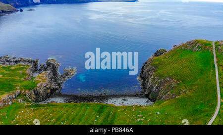 Neist Point auf die Isle of Skye - beeindruckende Klippen und die Landschaft in den Highlands von Schottland Stockfoto