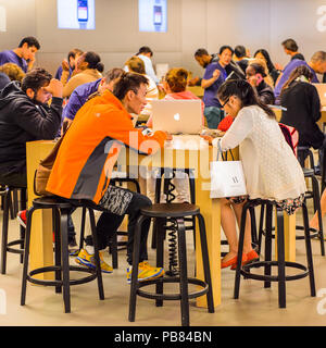 NEW YORK, USA - Sep 22, 2015: Nicht identifizierte Personen in den Apple Store an der Fifth Avenue, New York. Der Speicher verkauft Macintosh Personal-Computer, weich Stockfoto