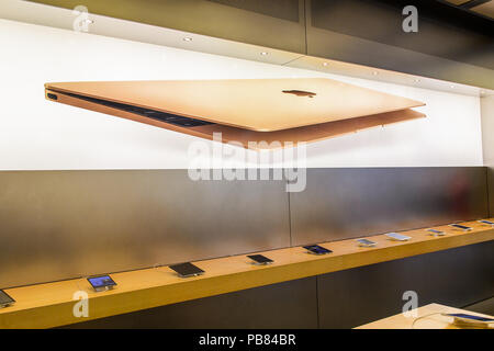 NEW YORK, USA - Sep 22, 2015: Nicht identifizierte Personen in den Apple Store an der Fifth Avenue, New York. Der Speicher verkauft Macintosh Personal-Computer, weich Stockfoto