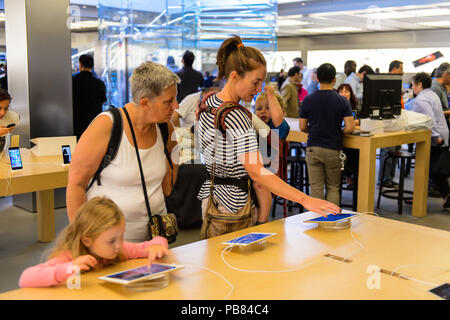 NEW YORK, USA - Sep 22, 2015: Nicht identifizierte Personen in den Apple Store an der Fifth Avenue, New York. Der Speicher verkauft Macintosh Personal-Computer, weich Stockfoto