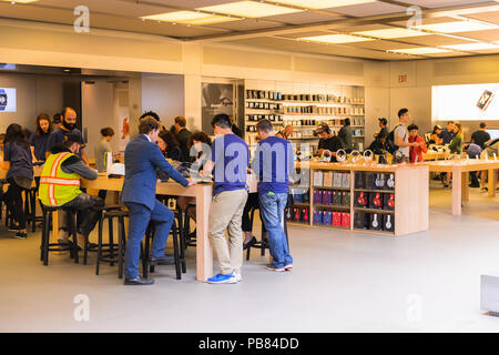 NEW YORK, USA - Sep 22, 2015: Nicht identifizierte Personen in den Apple Store an der Fifth Avenue, New York. Der Speicher verkauft Macintosh Personal-Computer, weich Stockfoto