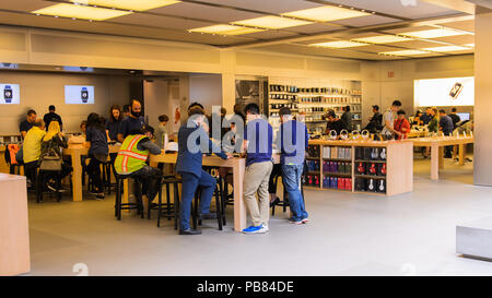 NEW YORK, USA - Sep 22, 2015: Nicht identifizierte Personen in den Apple Store an der Fifth Avenue, New York. Der Speicher verkauft Macintosh Personal-Computer, weich Stockfoto