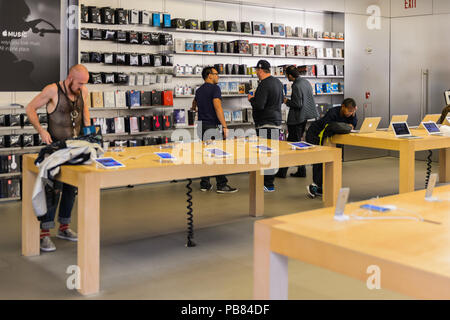 NEW YORK, USA - Sep 22, 2015: Nicht identifizierte Personen in den Apple Store an der Fifth Avenue, New York. Der Speicher verkauft Macintosh Personal-Computer, weich Stockfoto