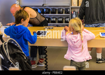 NEW YORK, USA - Sep 22, 2015: Nicht identifizierte Personen in den Apple Store an der Fifth Avenue, New York. Der Speicher verkauft Macintosh Personal-Computer, weich Stockfoto