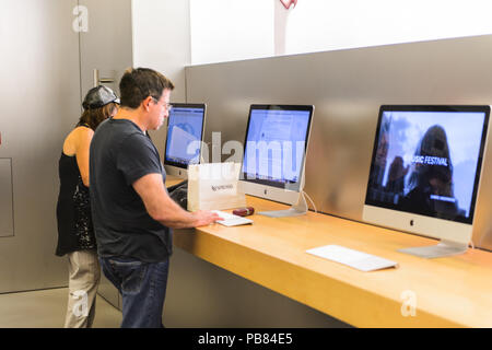 NEW YORK, USA - Sep 22, 2015: Nicht identifizierte Personen in den Apple Store an der Fifth Avenue, New York. Der Speicher verkauft Macintosh Personal-Computer, weich Stockfoto