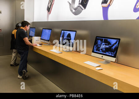 NEW YORK, USA - Sep 22, 2015: Nicht identifizierte Personen in den Apple Store an der Fifth Avenue, New York. Der Speicher verkauft Macintosh Personal-Computer, weich Stockfoto