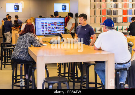 NEW YORK, USA - 22.September 2015: Unbekannter Consulter im Apple Store auf der Fifth Avenue, New York. Der Speicher verkauft Macintosh Personal Computer, Stockfoto