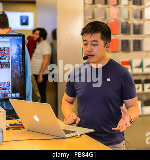 NEW YORK, USA - 22.September 2015: Unbekannter Consulter im Apple Store auf der Fifth Avenue, New York. Der Speicher verkauft Macintosh Personal Computer, Stockfoto