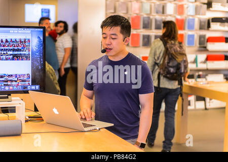 NEW YORK, USA - 22.September 2015: Unbekannter Consulter im Apple Store auf der Fifth Avenue, New York. Der Speicher verkauft Macintosh Personal Computer, Stockfoto