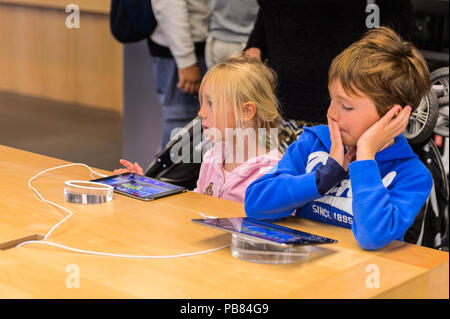 NEW YORK, USA - Sep 22, 2015: Nicht identifizierte Kinder im Apple Store auf der Fifth Avenue, New York. Der Speicher verkauft Macintosh Personal Computer, so Stockfoto
