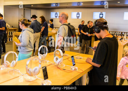 NEW YORK, USA - Sep 22, 2015: Nicht identifizierte Personen in den Apple Store an der Fifth Avenue, New York. Der Speicher verkauft Macintosh Personal-Computer, weich Stockfoto