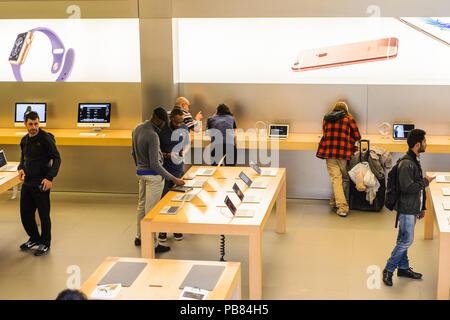NEW YORK, USA - Sep 22, 2015: Nicht identifizierte Personen in den Apple Store an der Fifth Avenue, New York. Der Speicher verkauft Macintosh Personal-Computer, weich Stockfoto